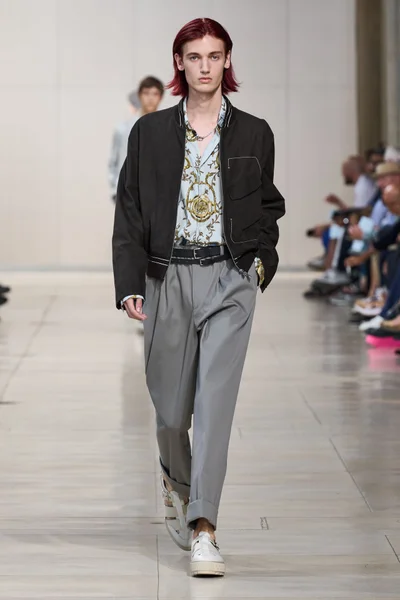 Look 16